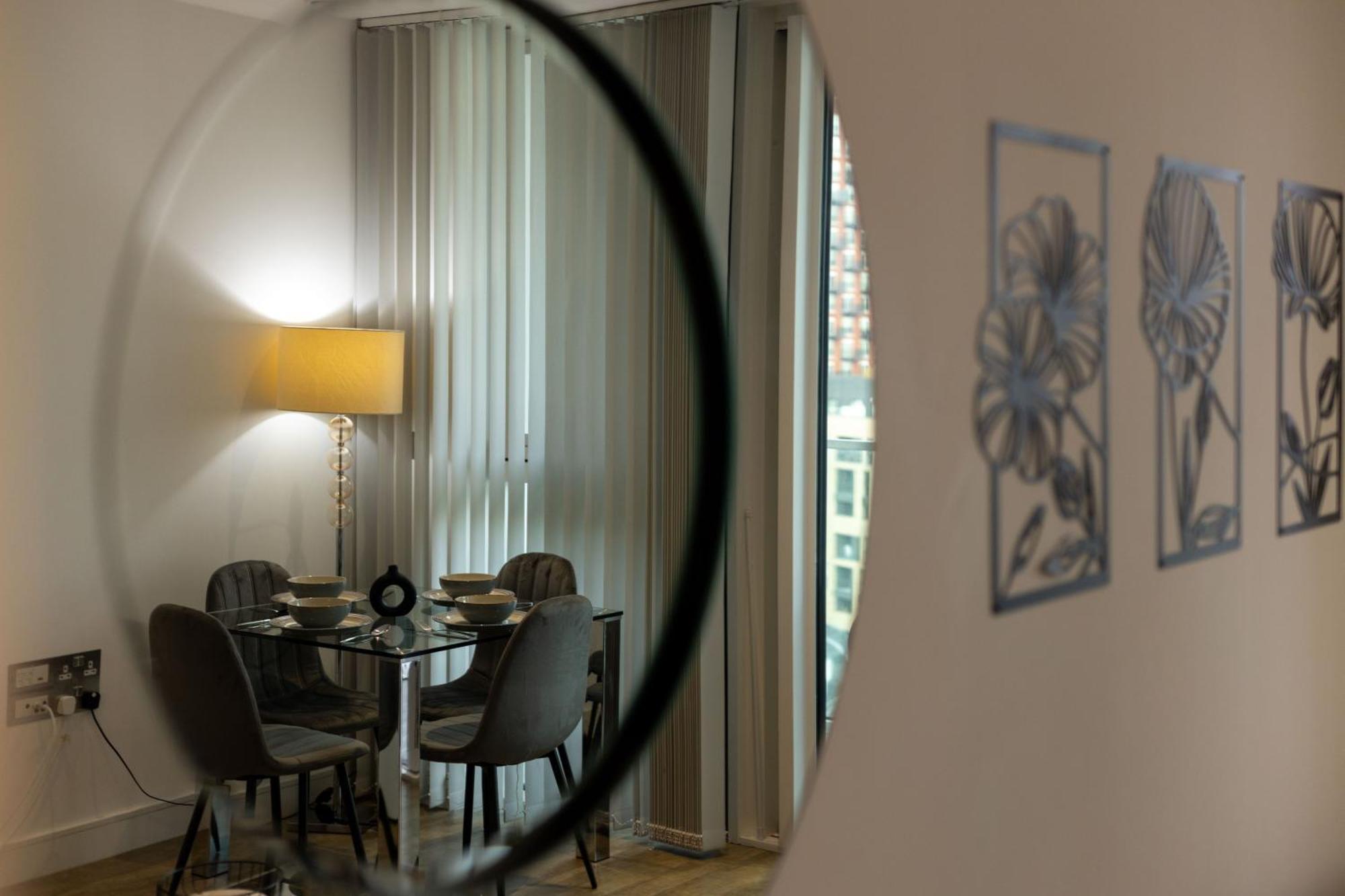 Stylish And Spacious- One Bed In Nine Elms Londres Exterior foto