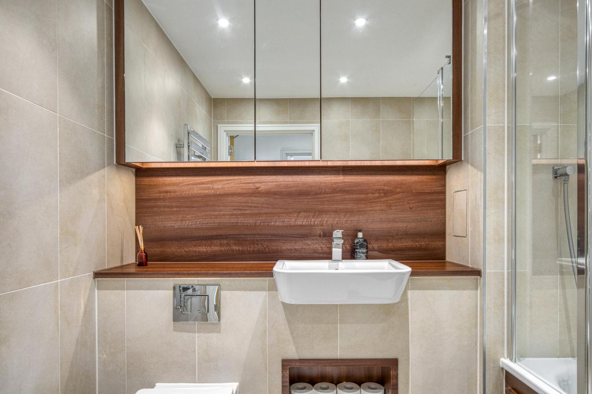 Stylish And Spacious- One Bed In Nine Elms Londres Exterior foto